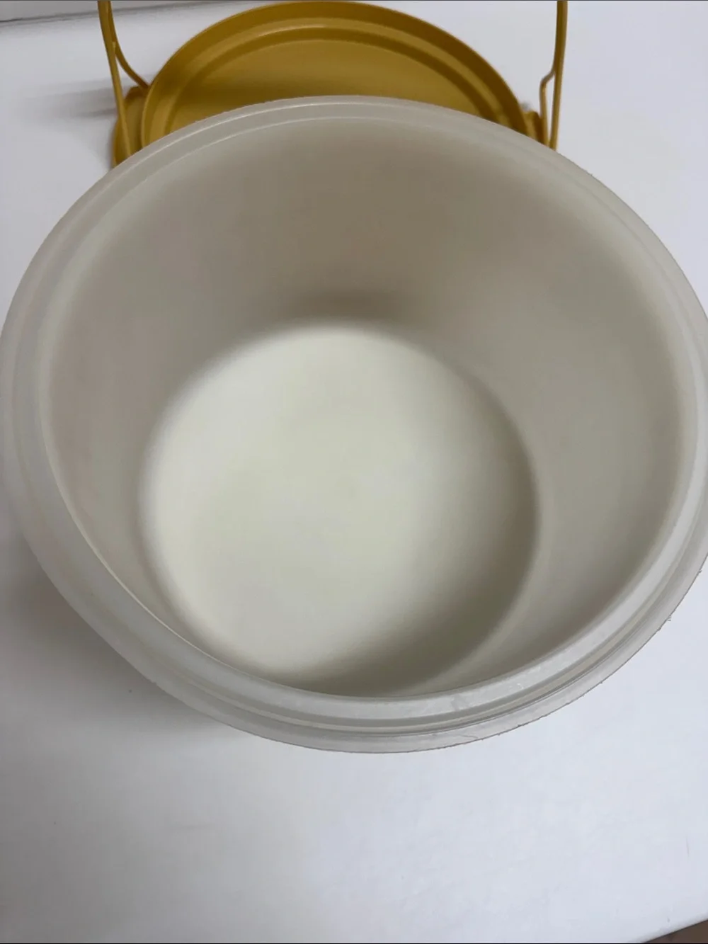 Vintage Tupperware Handle Cake Carrier